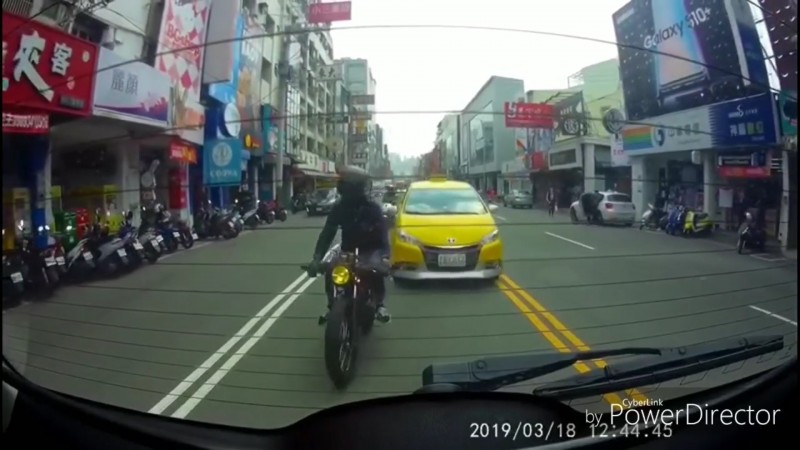 黃姓計程車司機尾隨騎機車的邱姓大學生。（記者張瑞楨翻攝）