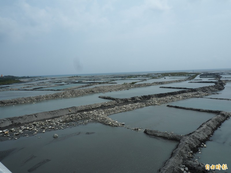 台東縣環保局在卑南溪口的水覆蓋工程，常讓外地民眾誤以為是魚塭，實際上不養魚，只作為揚塵防治之用。（記者王秀亭攝）