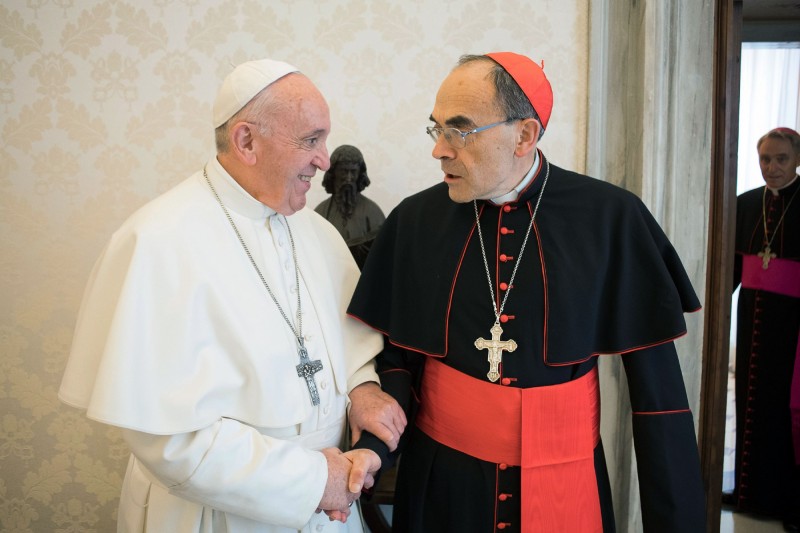 羅馬天主教教宗方濟各（左）週一回絕了樞機主教巴爾巴蘭（右）的辭呈。（法新社）