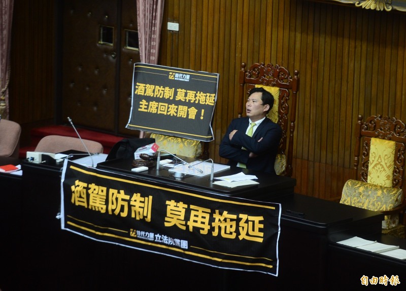 立法院院會，時代力量立委黃國昌不滿時代力量提出的法案被擋掉，佔領主席台抗議。（記者王藝菘攝）