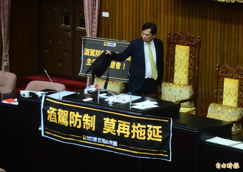 立法院院會,時代力量立委黃國昌不滿法案被擋掉,佔領主席台抗議。(記者王藝菘攝)
立法院院會,時代力量立委黃國昌不滿法案被擋掉,佔領主席台抗議。(記者王藝菘攝)