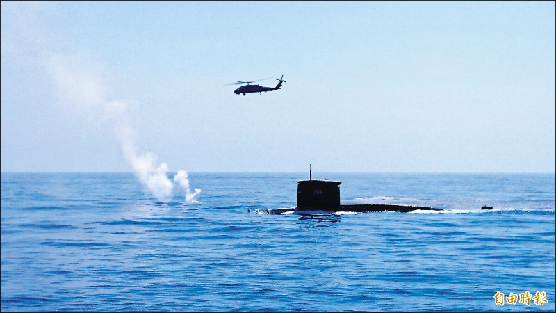 軍方將在28日向立院報告潛艦國造執行進度。圖為現役海虎潛艦與反潛直升機進行海空聯合操演。（記者羅添斌攝）