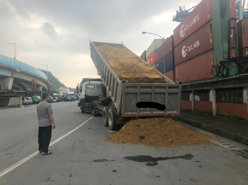 警方要求砂石車駕駛將超載的砂石卸下（記者吳昇儒翻攝）