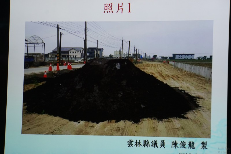 雲林縣議員陳俊龍質疑高鐵南側道路用垃圾底渣鋪路。（記者詹士弘翻攝）