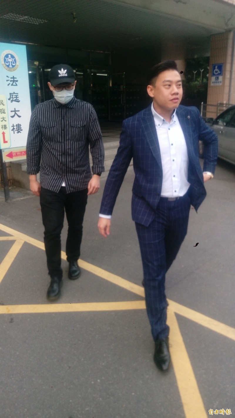 永和分屍案台籍嫌犯吳宣（左）今天出庭。（記者王定傳攝）