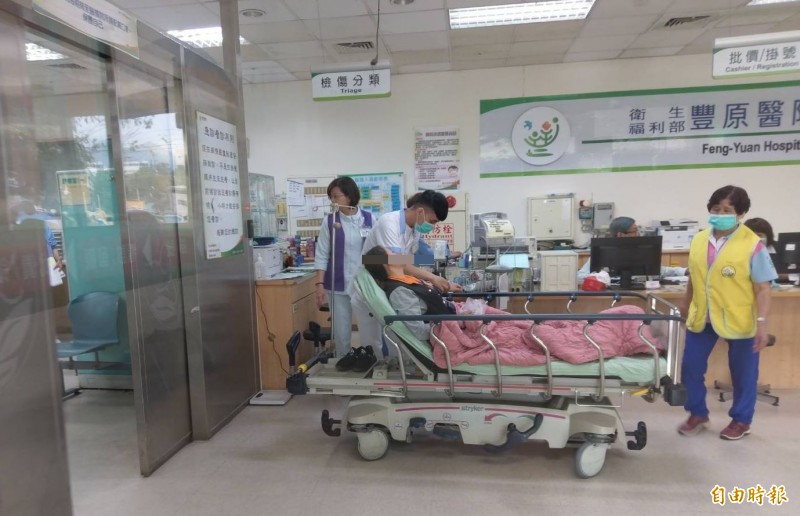 美光公司員工被送進豐原醫院急診室治療。（記者歐素美攝）