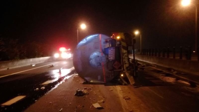 台61線四湖段發生化學槽車翻覆事故。(記者林國賢翻攝) 台61線四湖段發生化學槽車翻覆事故。(記者林國賢翻攝)