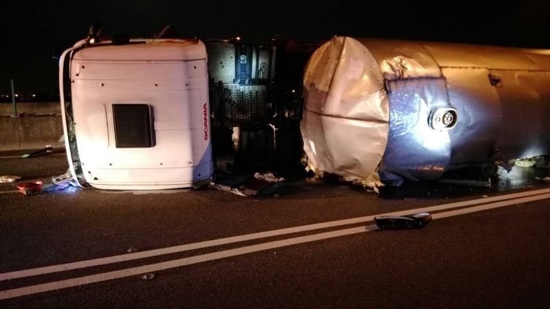 化學槽車載運異戊二烯幸未外漏。(記者林國賢翻攝) 化學槽車載運異戊二烯幸未外漏。(記者林國賢翻攝)