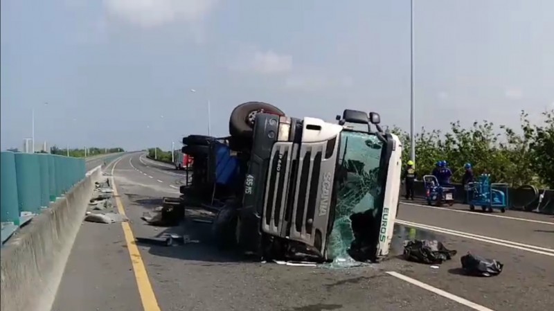化學槽車翻覆車道。(記者林國賢翻攝) 化學槽車翻覆車道。(記者林國賢翻攝)