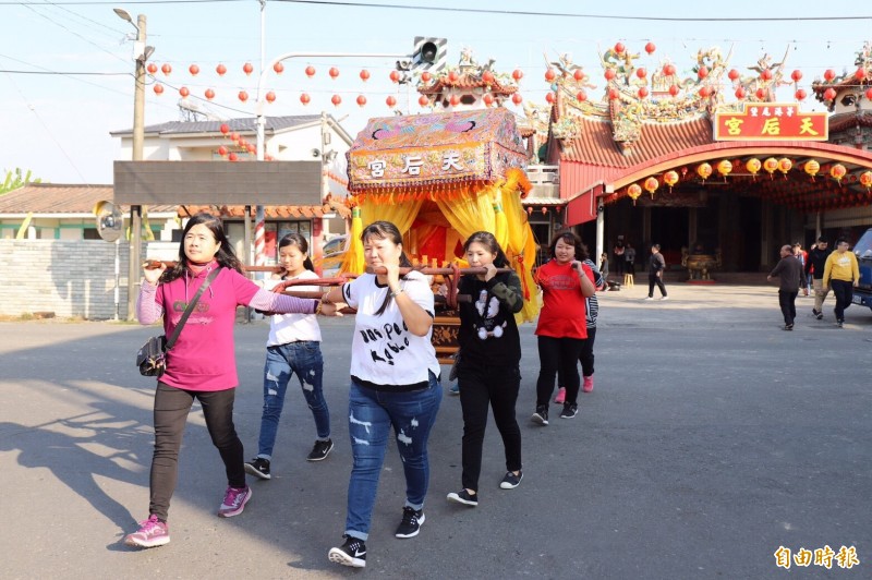 台南下營茅港尾天后宮將在國曆3月23日舉辦百年赴郡香會，出動女轎班扛媽祖神轎，近日集訓。（記者楊金城攝）