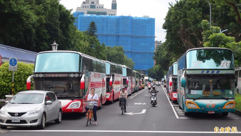 明年起逾15年遊覽車須完成指定檢修才能延壽，交通部今公告相關辦法。（資料照）