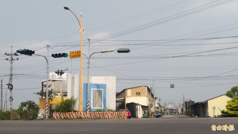 土庫大橋下方的槽化島因岔路多，很容易發生車禍事故。（記者廖淑玲攝）