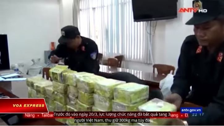 越南警方20日查獲300公斤的安毒。（圖擷自VOA Tiếng Việt YouTube）