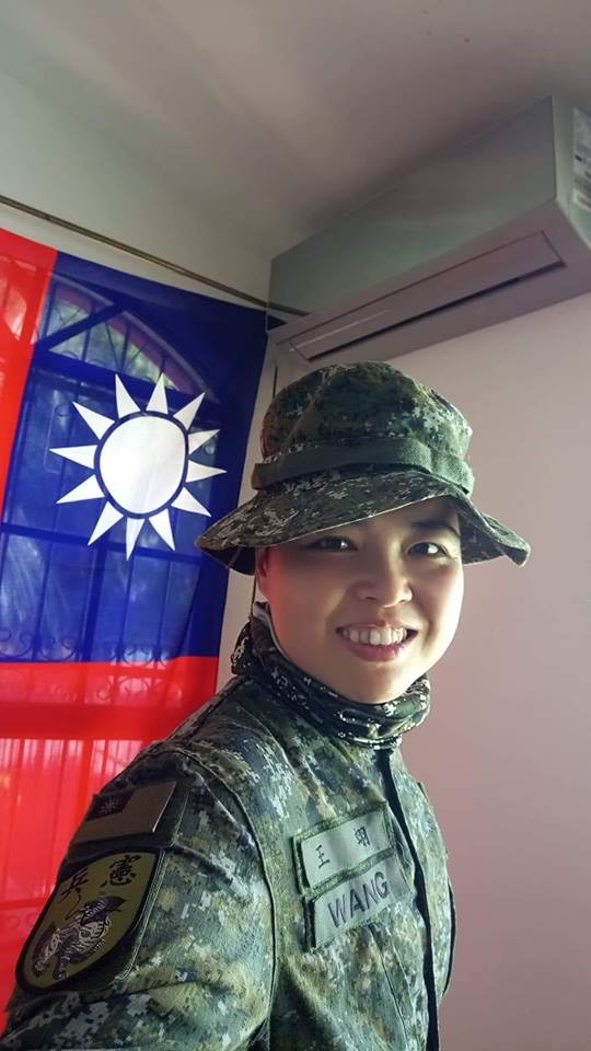 一名正於尼加拉瓜受訓的女軍官王翊在臉書公開發文，文中除力挺蔡總統的主權論述，同時也批評表態「親中」的邱毅、歐陽娜娜甚至退將等人。該文發出後引發網友力挺聲援。（圖擷自王翊臉書）