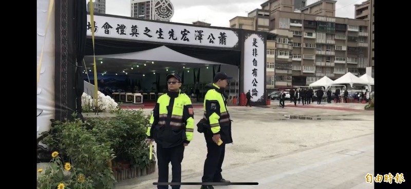 新北市蘆洲警分局在「瘋濟公」蕭澤宏公祭現場，24小時派員站崗，避免黑道趁機惹事。（記者吳仁捷攝）