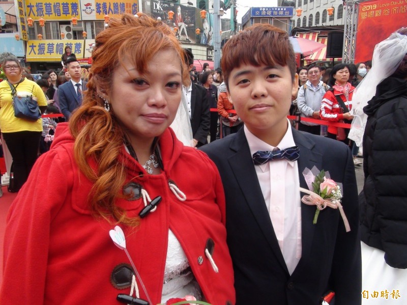 女同志伴侶王彩玲（左）與林芷翎（右）參加「大甲媽嫁女兒」集團婚禮。（記者張軒哲攝）