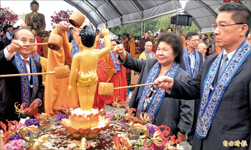 內政部長徐國勇（右一）、總統府祕書長陳菊（右二）、前立法院長王金平（左一）等人到屏東參加浴佛消災祈福法會。（記者羅欣貞攝）