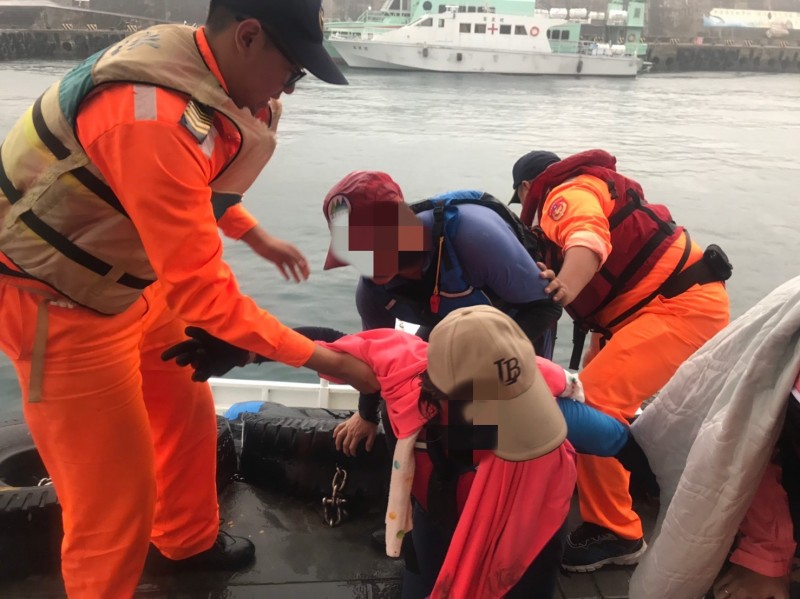 浪大又起霧！挑戰橫越小琉球 10人5獨木舟驚險漂流