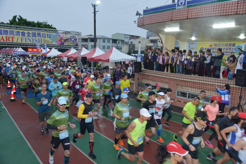 「 2019神岡馬-神豐國際同濟會全國馬拉松」在神岡國小開跑。（神豐同濟會提供）