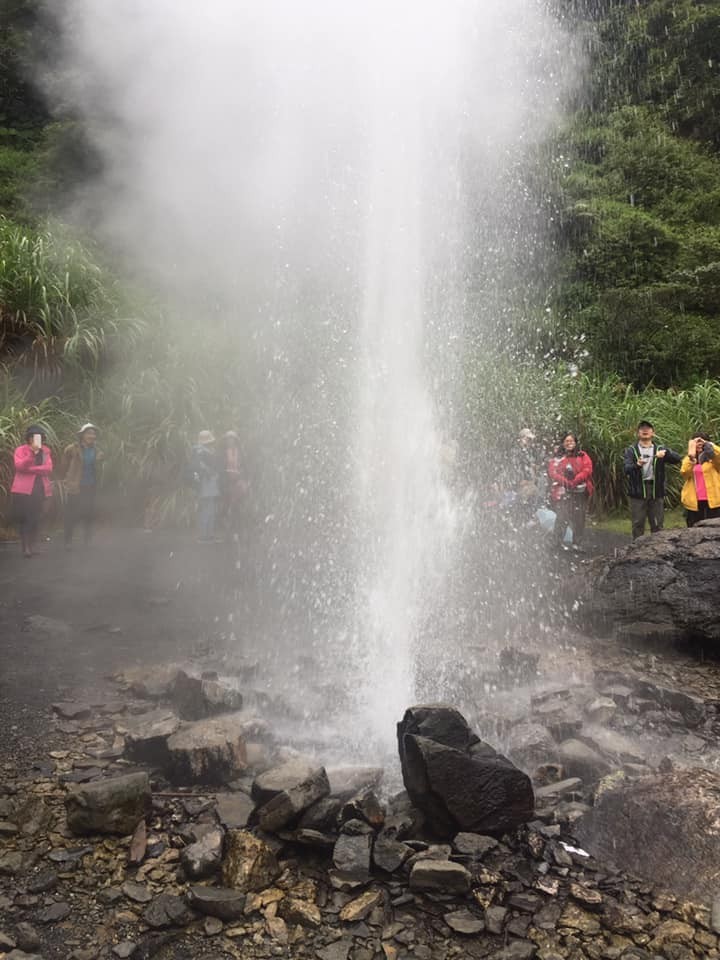 天狗溪上游山區的地熱噴泉最高超過2層樓，被戲稱為宜蘭最後的秘境。（圖由黃建築師提供）