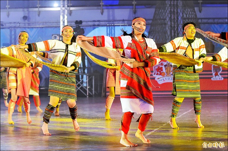 108年全國原住民族運動會開幕典禮，融入各式原住民舞蹈表演。（記者廖耀東攝）