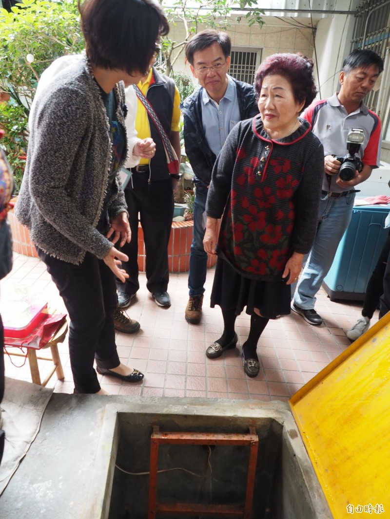 老闆娘羅梅帶人探訪位在旅社內、從日治時期就已存在的防空避難所。（記者王秀亭攝）