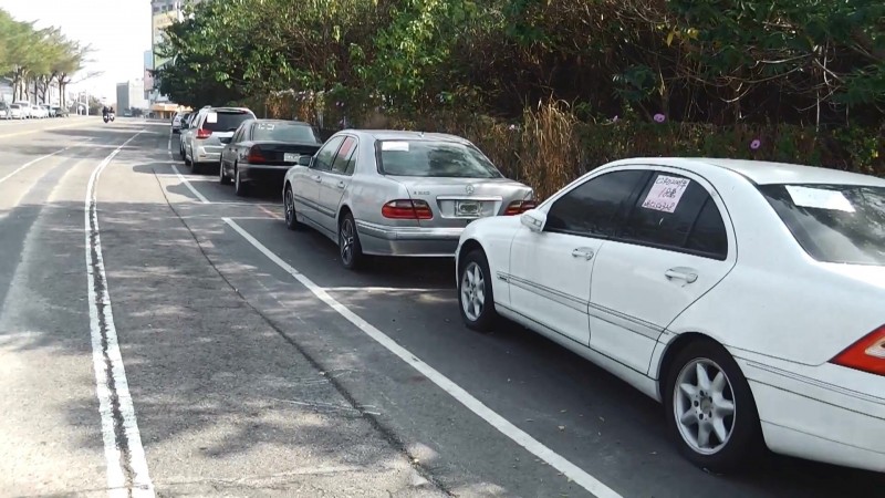 北屯區旱溪東路二段兩側路邊的免收費停車格長期被週邊車商佔用，宛如中古車展售場。（記者許國楨翻攝）