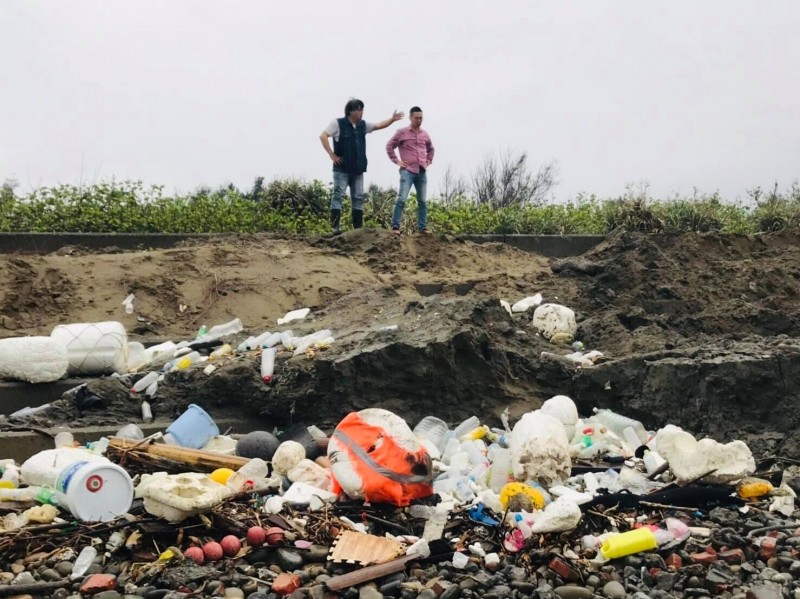 苗栗縣後龍鎮的西湖濕地發現大量垃圾，縣府指海上漂流物，與清淤工程無關。（記者鄭名翔翻攝）