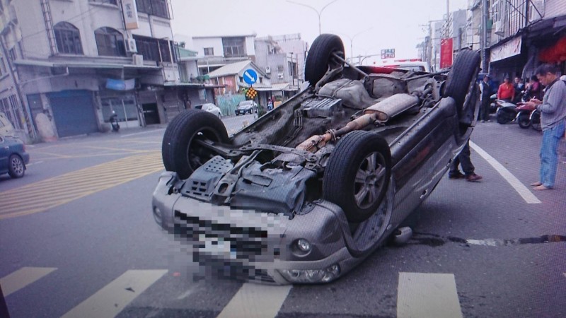 嘉義縣水上鄉發生休旅車與小客車相撞事故，休旅車四輪朝天翻車。（民眾提供）