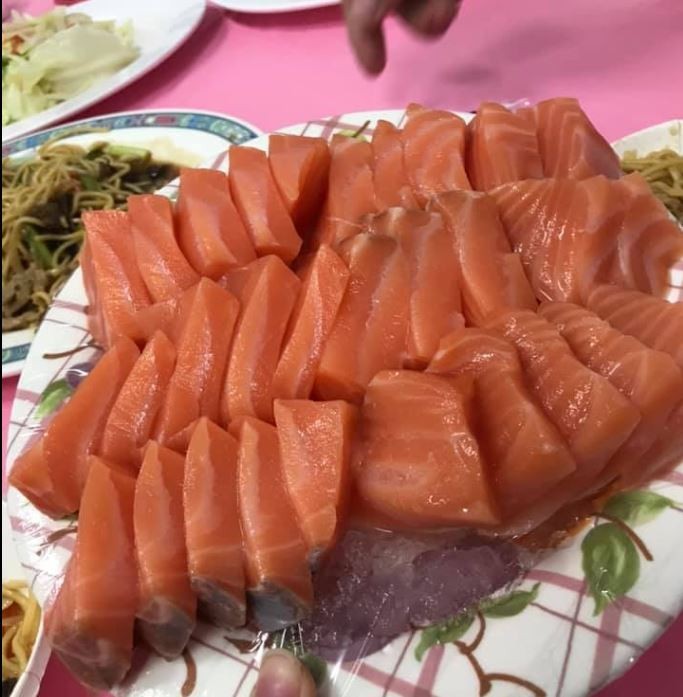 網友發現墾丁竟有「佛系店家」，一整盤超厚的鮭魚生魚片，只要200元就能吃到。（圖擷取自臉書「爆怨公社」）