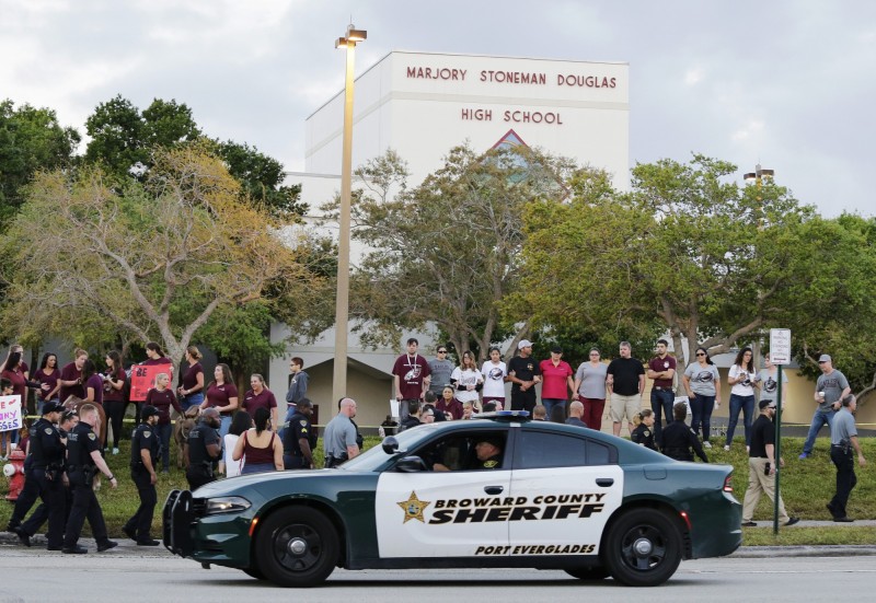 美國佛州道格拉斯高中（Marjory Stoneman Douglas High School）去年2月發生大規模槍擊案，17死、多人受傷，倖存者在近一週的時間，連續2人自殺，且都是舉槍轟頭自殺。（資料照，美聯）