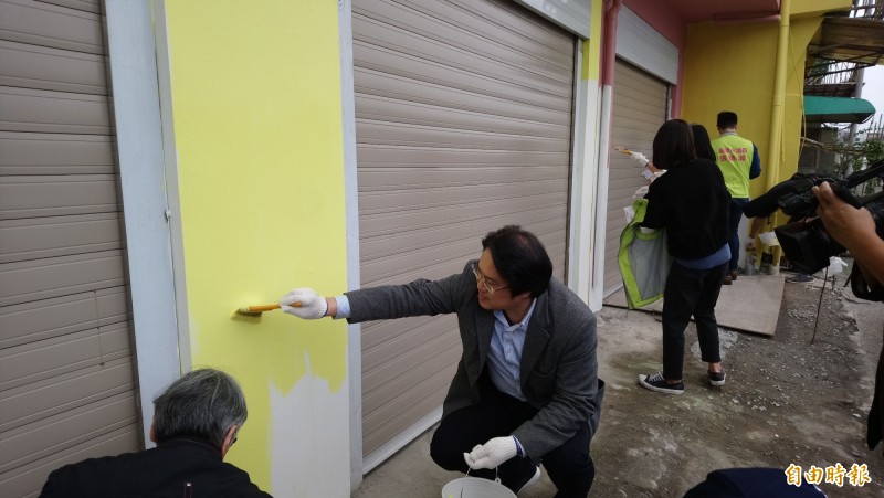 基隆市長林右昌在正濱懷舊碼頭漆上最後1面牆。（記者盧賢秀攝）