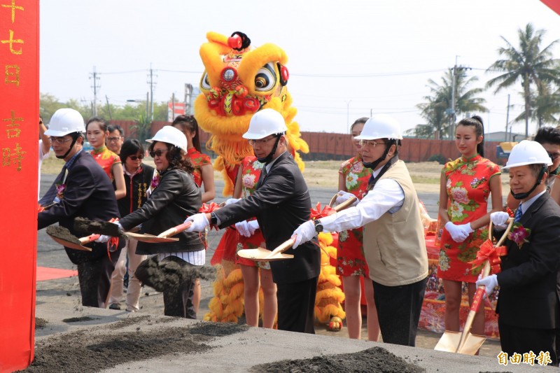 台南永康再生水廠興建工程今舉行動土儀式，由內政部長徐國勇（中）、台南市長黃偉哲（前排右二）等人共同見證。（記者萬于甄攝）