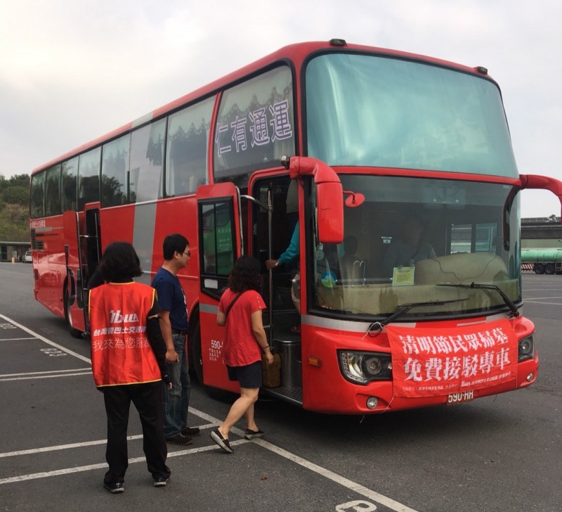 高市推十線免費掃墓專車。（記者陳文嬋翻攝）