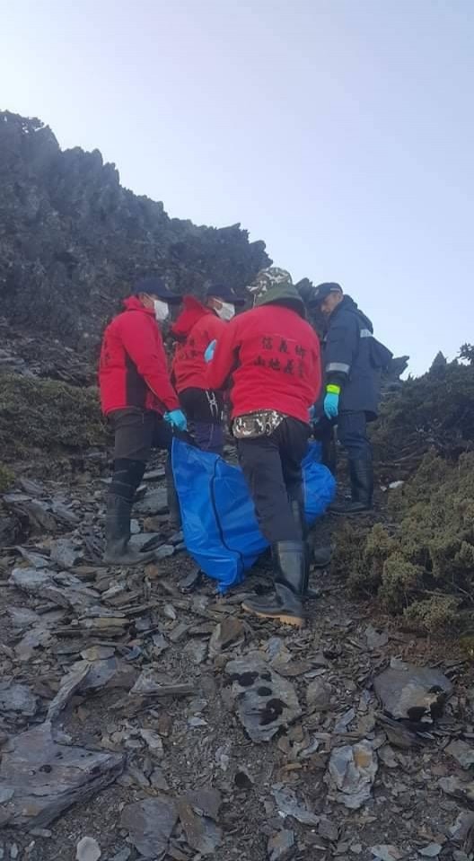 秀姑巒山乾屍案，警方入山尋獲遺體，由空勤吊掛下山相驗。（記者劉濱銓翻攝）