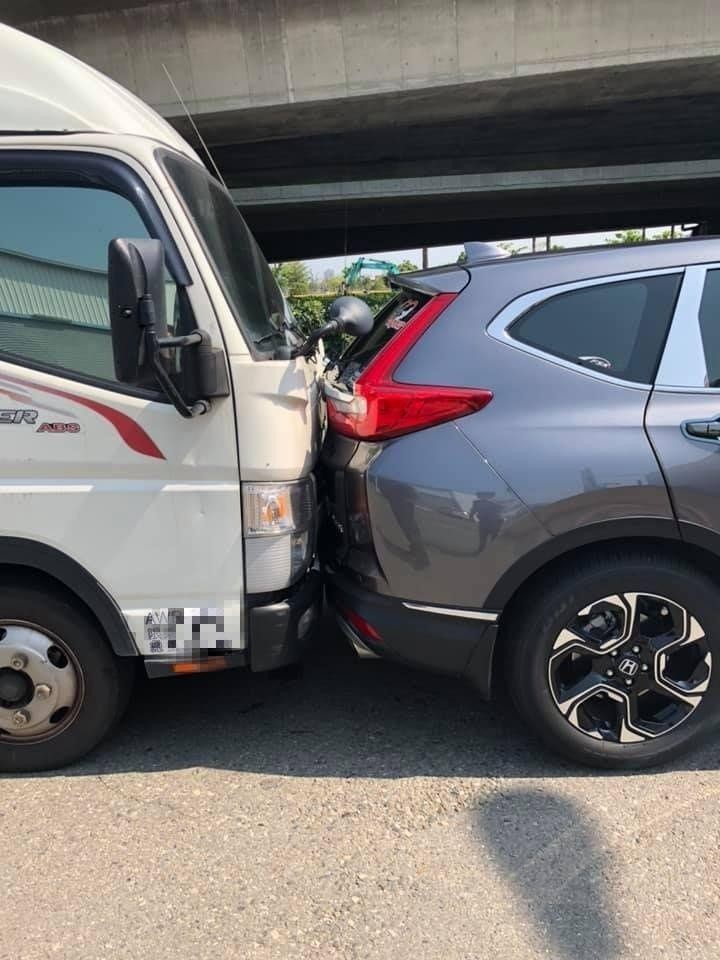 有網友3個月前剛買新車（前方深灰色車子），上路沒多久，就在短短的兩週間，接連在靜止的狀態下被撞了3次，讓他好崩潰。（圖擷取自臉書社團「爆怨公社」）