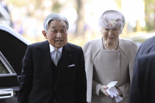 日本明仁天皇（左）即將退位，新年號結果為何受到矚目。（美聯社）