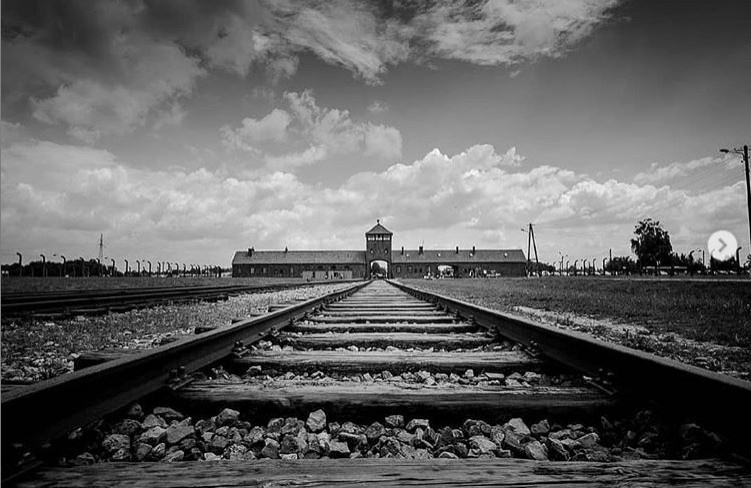 波蘭「Auschwitz-Birkenau 納粹集中營博物館」譴責部分民眾，將通往死亡的鐵軌，當成平衡木打卡拍照。（圖取自auschwitzmemorial《IG》）

