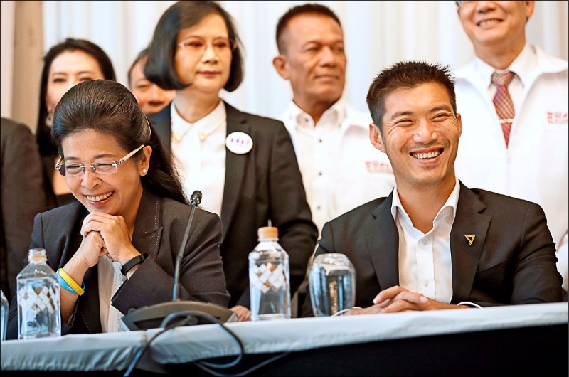 反泰國軍政府的「為泰黨」總理候選人蘇達拉（左前）及「未來前進黨」黨魁塔納通（右前），二十七日在曼谷召開聯合記者會，說明結盟構想。（歐新社）