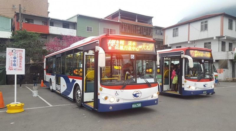 配合天元宮櫻花期，接駁車服務將延後到4月7日。（新北市交通局提供）