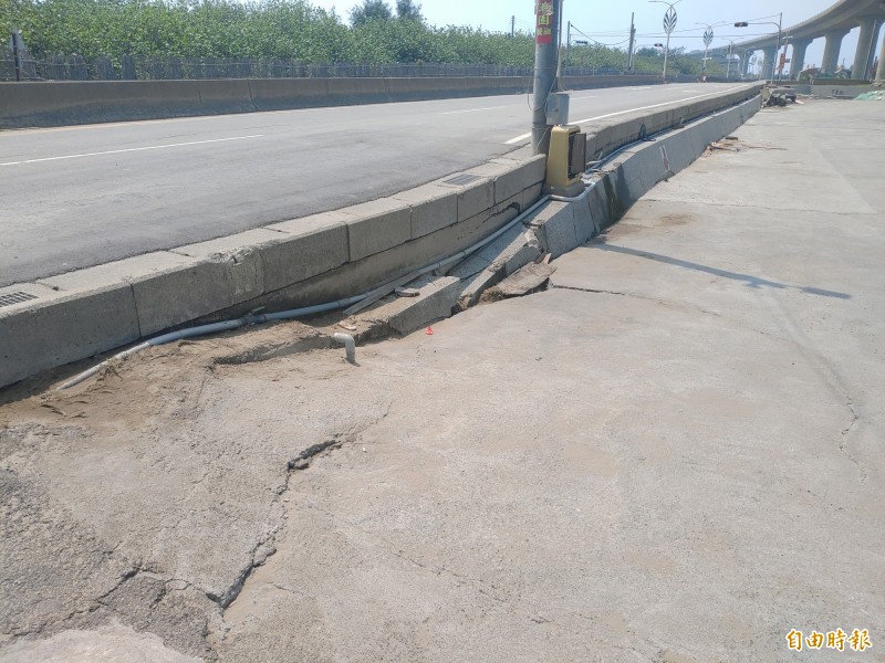 西濱苑港段平面道路路基流失，平面聯絡道連接漁港道路連接處出現長達10公尺縫隙。（記者蔡政珉攝）