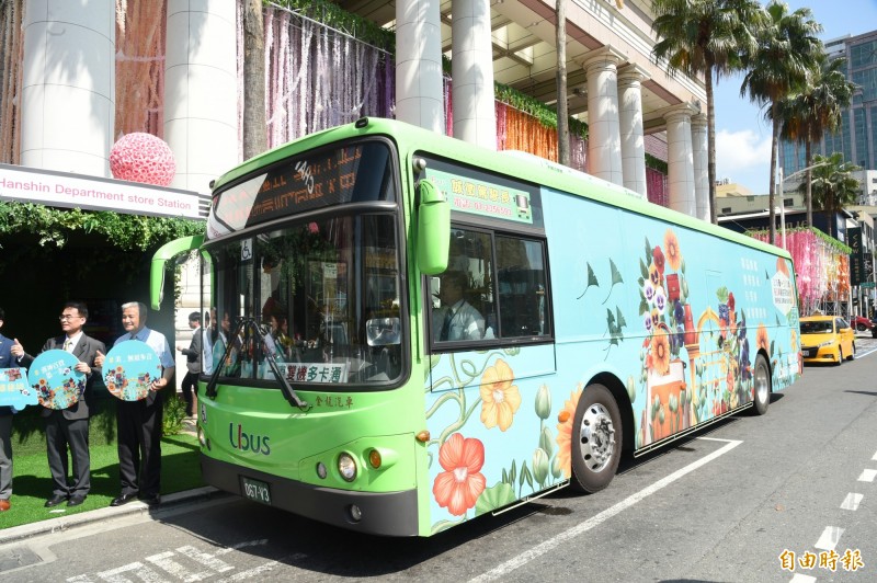 以花嚮秘境為主題所打造移動花園公車，今天下午在漢神百貨上路了。（記者張忠義攝）