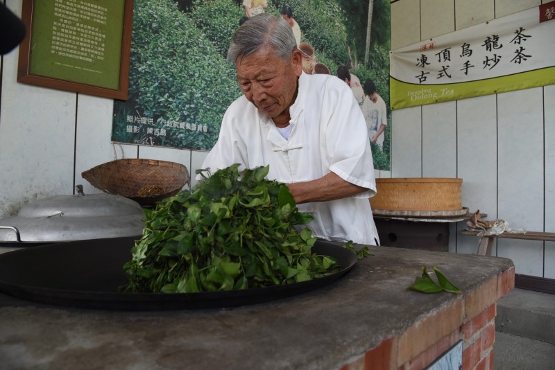 南投「傳統手工製茶鹿谷烏龍茶」登錄文化資產。（南投縣政府提供）