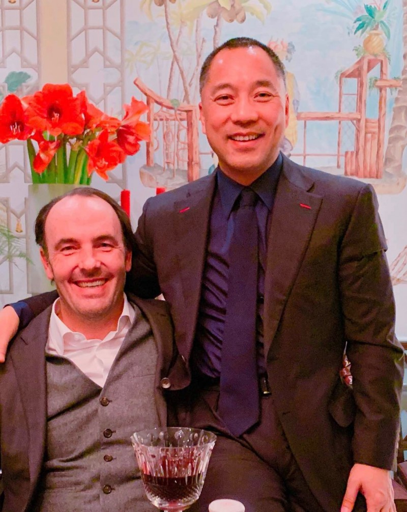 中國流亡富商郭文貴（右）的好友、美國知名對沖基金經理人巴斯（左）在推特上力挺台灣。（圖擷自郭媒體網站）
