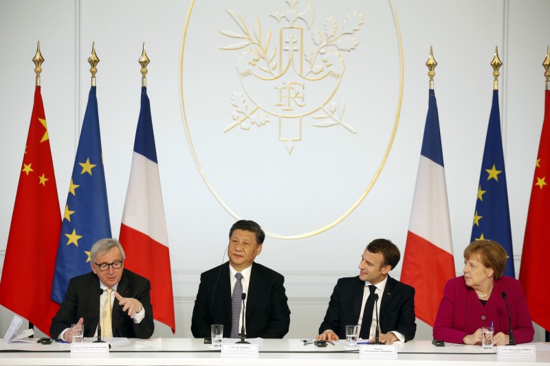 習近平26日與法國總統馬克宏、德國總理梅克爾、歐盟委員會主席容克出席會議。（美聯社）