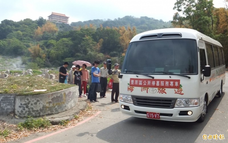 方便民眾祭祖掃墓，市府啟動「掃墓接駁專車」，免費接送民眾往返墓區。（記者黃鐘山攝）