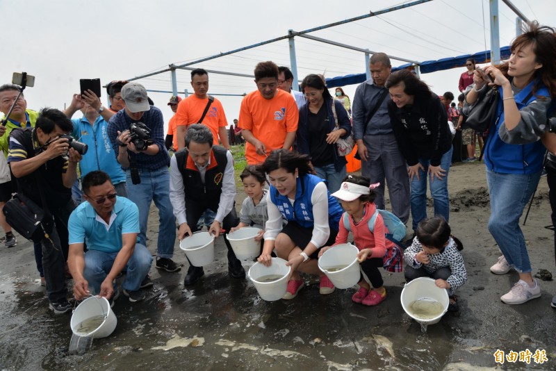 雲林縣長張麗善（前排右三）與大小朋友一起放流魚苗。（記者林國賢攝）