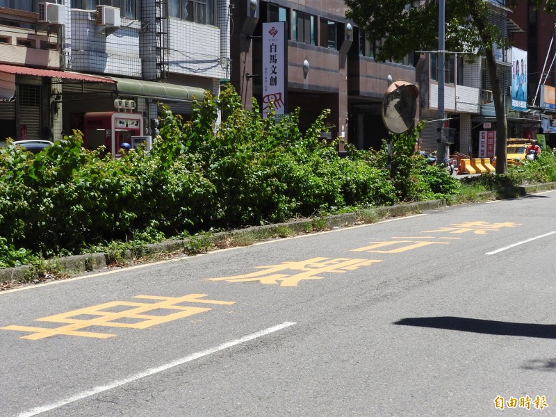 新北市1名騎士，日前為了閃避欲違停的貨車，卻因內側禁行機車而遭開罰。圖為情境照，非事發路段。（資料照）