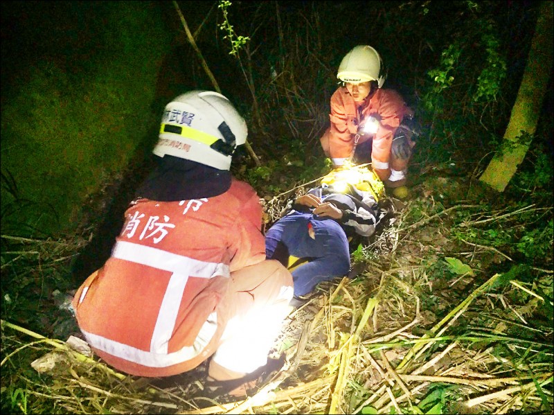 消防人員救出陳男。（記者王駿杰翻攝）