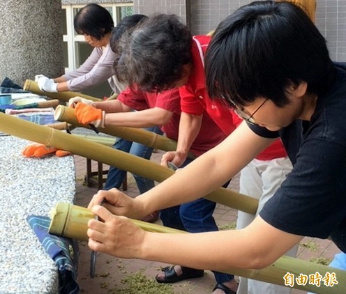 南投縣文化局開辦「人間國寶」黃塗山竹編工藝結業藝生傳習推廣計畫，學員學習竹材刮青情形。（記者謝介裕攝）